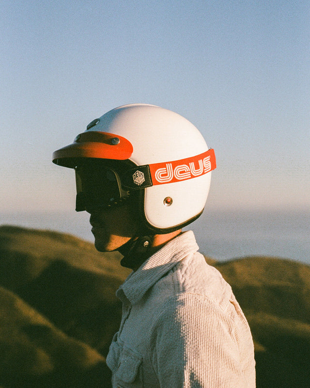 Voici le cinquième modèle de lunettes conçu grâce à nos expériences communes dans le monde de la moto, du design et de la mode, tout en explorant la culture, la créativité et la sauce spéciale qui font le succès de 100% et de Deus Ex Machina !